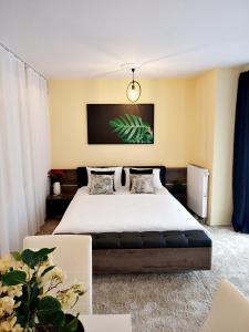 um quarto com uma cama grande num quarto em Central Point em Zielona Góra