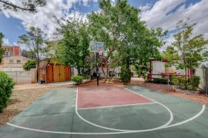 una cancha de baloncesto en un patio con árboles en The Buddha Estate en Las Vegas