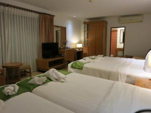 ein Hotelzimmer mit 2 Betten und einem TV in der Unterkunft Islanda Resort Hotel in Ko Mak