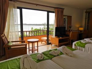 ein Hotelzimmer mit 2 Betten und einem Balkon in der Unterkunft Islanda Resort Hotel in Ko Mak