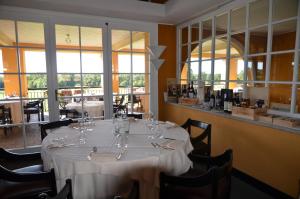 uma sala de jantar com uma mesa com copos de vinho em Golf Hotel Castelconturbia em Agrate Conturbia