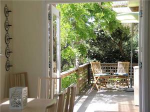 una puerta abierta a un porche con sillas y mesa en Blairgowrie Beach Escape, en Blairgowrie