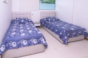 two beds sitting next to each other in a bedroom at Hermoso Apartamento Frente al Mar 2 Habitaciones PAZ127 in Coveñas