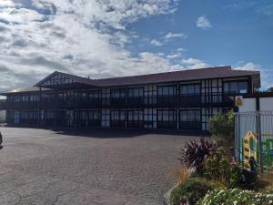 un gran edificio escolar con muchas ventanas en Albatross Motel, en Napier