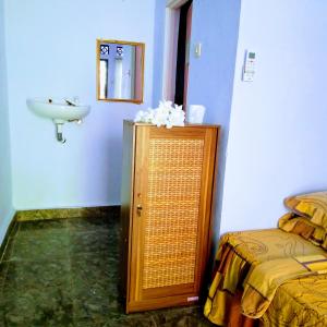 龙目岛库塔Perwita Homestay的一间带水槽、床和水槽的浴室