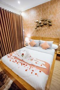 a bedroom with a bed with flowers on it at Dong Jegeg Canggu in Canggu