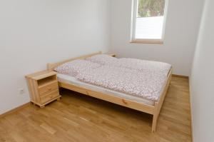 een kleine slaapkamer met een bed en een raam bij FeWo Markranstädt in Markranstädt