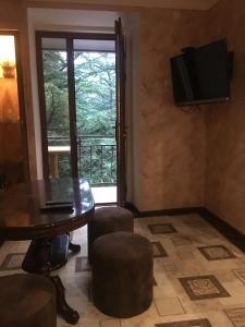 een woonkamer met een tafel en een televisie bij DILIJAN Apartment 2 in Dilidzjan