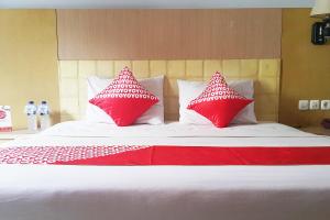 מיטה או מיטות בחדר ב-OYO 1088 Hotel Mega Sentosa