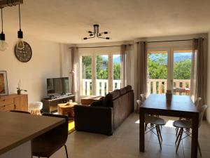 a living room with a couch and a table at Appartement de charme idéalement situé in Gap