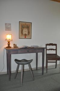 a wooden desk with a chair and a lamp at B&B Ströprodukter in Eslöv