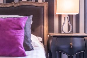 Postel nebo postele na pokoji v ubytování Hôtel des Augustins
