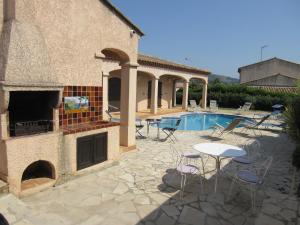 The swimming pool at or close to VILLA SPACIEUSE, CLIMATISATION, PISCINE, JARDIN PAYSAGE, PROCHE MER