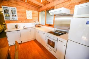 A kitchen or kitchenette at The Cabin