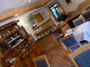 Hotel Il Maniero في أوسانا: اطلالة علوية على مطبخ مع دواليب خشبية