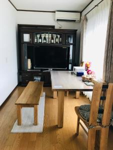 立川市にある家縁のリビングルーム(木製テーブル、テレビ付)