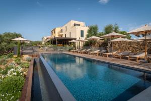 Bazén v ubytování Hôtel Restaurant Villa Joséphine nebo v jeho okolí
