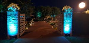 Una pasarela con luces de Navidad en un parque por la noche en Locanda Borgognina, en Lucrezia