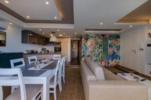 Restaurace v ubytování Stylish Seaview Apartment In a Prime Location