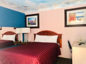 une chambre d'hôtel avec 2 lits et un téléphone dans l'établissement Griffith Park Motel, in Los Angeles Hollywood Area, à Glendale