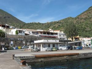 eine Stadt, in der Autos neben einem Gewässer geparkt sind in der Unterkunft Albergo Seaside in Leni