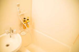 大阪的住宿－Bison House，白色的浴室设有卫生间和水槽。