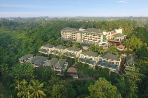 SereS Springs Resort & Spa, Singakerta في أوبود: اطلالة جوية لمنتجع في الغابة