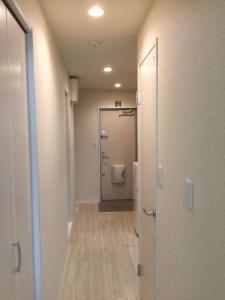 an empty hallway with a toilet in a room at 駅近-JR小岩駅まで徒歩3分 Leo小岩203 in Tokyo
