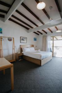 een slaapkamer met een groot bed en een groot raam bij Canal Rocks Beachfront Apartments in Yallingup