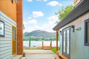 einen Blick auf das Wasser zwischen zwei Gebäuden in der Unterkunft Lake Level Cabin in Oroville