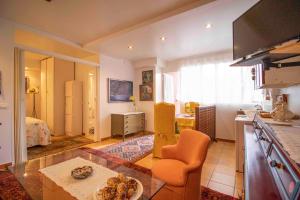 a room with a kitchen and a living room at Casa Luminosa in Bocacangrejo