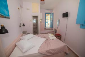 Ένα ή περισσότερα κρεβάτια σε δωμάτιο στο Amorgaia 2