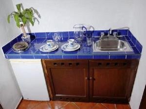 cocina con fregadero y encimera azul en Hotel Los Girasoles, en Cancún