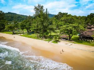 una vista aérea de una playa con gente caminando en ella en Khaolak Merlin Resort en Khao Lak