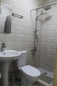 Koupelna v ubytování Emis Hotel + 22 fotografií