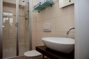 Un baño con lavabo, inodoro y ducha. en Apartments Stirl, en Dresden
