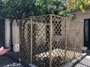 Una jaula con un oso dentro. en Bilocale in centro con giardino en Tagliacozzo