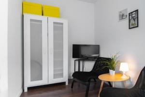 Telewizja i/lub zestaw kina domowego w obiekcie Stay99