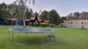 Stolní tenis v ubytování Råda Hotel nebo okolí