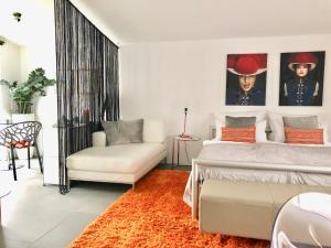 Un pat sau paturi într-o cameră la Modernes Studio auf der Sonnenterrasse