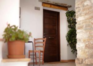 eine Tür in einem Zimmer mit zwei Stühlen und einer Pflanze in der Unterkunft Posada del Candil in Serón