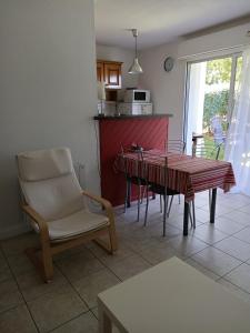 a kitchen and dining room with a table and chairs at Colline de la bergerie in Cambo-les-Bains