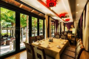 a dining room with a table and chairs at Seava Ho Tram Beach Resort in Ho Coc