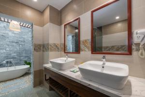 Koupelna v ubytování December Hoi An Villa