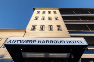 una señal de hotel frente a un edificio en Antwerp Harbour Hotel, en Amberes