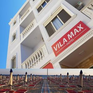 ein Gebäude mit Stühlen und Sonnenschirmen davor in der Unterkunft Hotel Vila MAX in Durrës