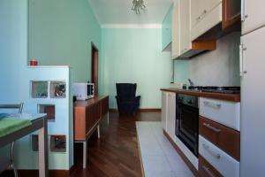 Virtuve vai virtuves zona naktsmītnē Colorful apt in Milano