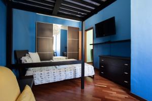 A bed or beds in a room at Colorful apt in Milano
