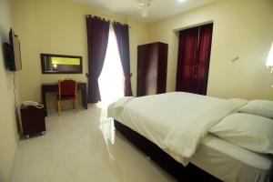 
A bed or beds in a room at Al Dhiyafa Palace Hotel Apartments قصر الضيافة للشقق الفندقية
