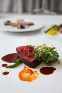 un plato con un trozo de comida en una mesa en Kyu Karuizawa Hotel Otowa No Mori, en Karuizawa